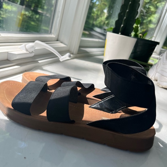 Size 8, Steve Madden black strap sandals - Picture 2 of 6